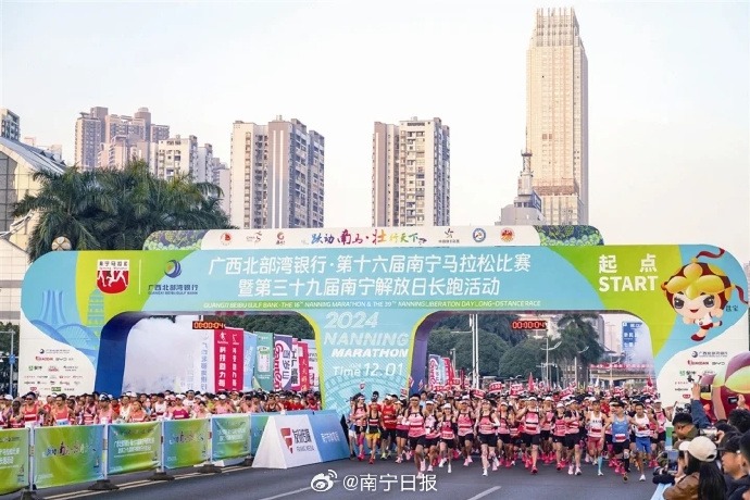 在水中演绎